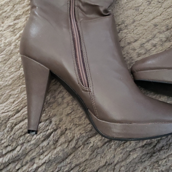 Taupe boots laced up - Picture 3 of 3